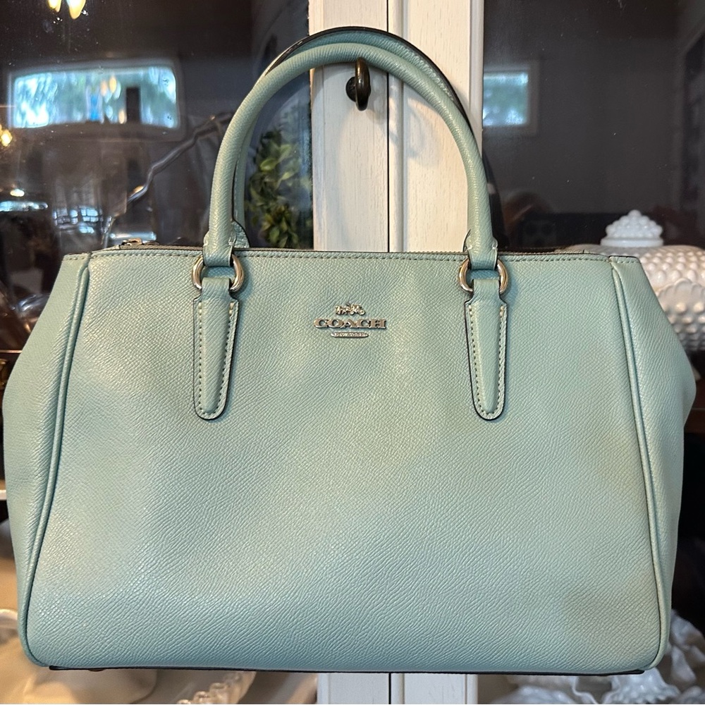 Blue Leather Coach Shoulder Bag. Lots of roomy pockets with zip closure.